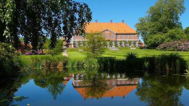 Hindsgavl Slot smukt beliggende på Hindsgavl Halvøen i Middelfart