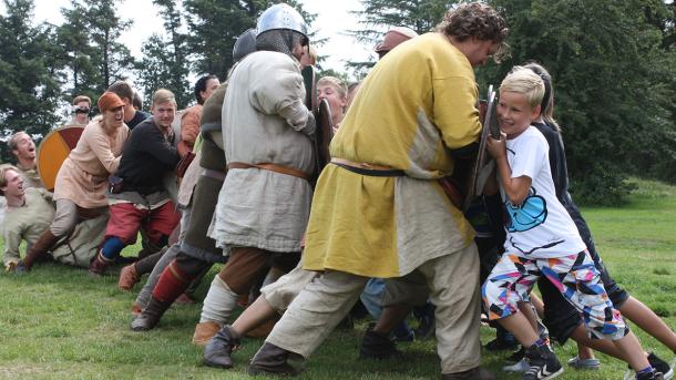 Kamp imellem vikinger og gæster på Vikingemuseet i Ribe