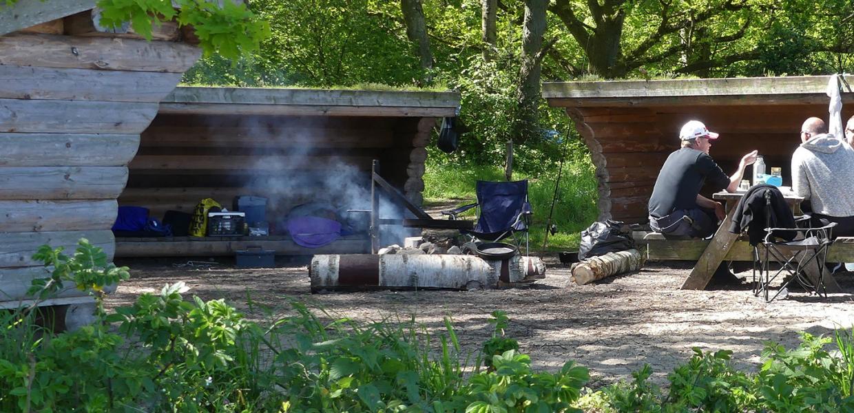 Bålet er tændt på pladsen ved Søbadet i Middelfart