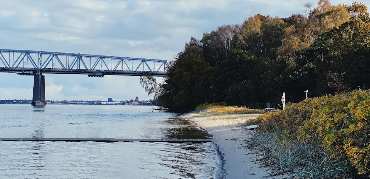 Den gamle bro set fra strandbredden på Hindsgavl