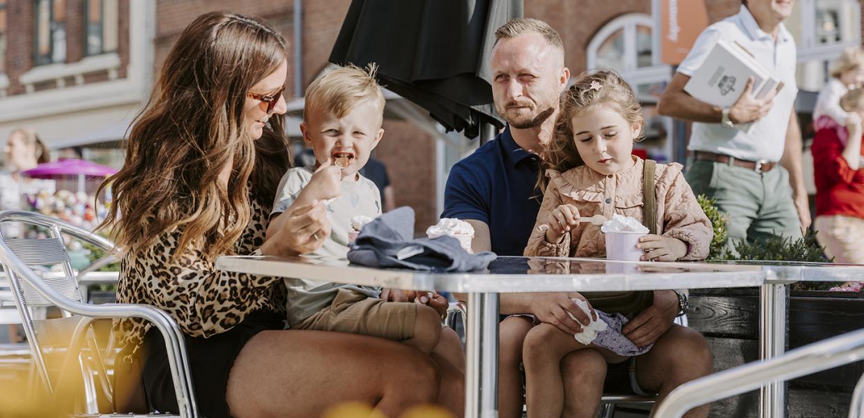 En is om dagen , familien nyder en is i gågaden i Middelfart