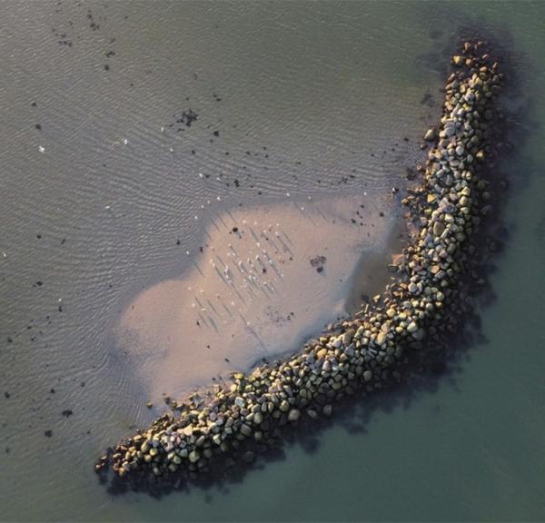 Båring Strand ligger godt beskyttet bag dette lille dige - Middelfart