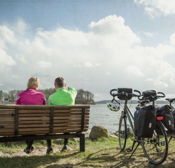 Cykelturister på bænk i Middelfart