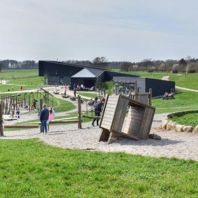 Her finder du f.eks en tarzanbane, bålplads og madpakkehus-Naturcenter Hindsgavl-Middelfart