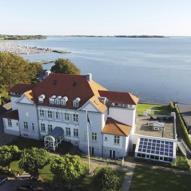 Hotellet ligger smukt ved Fænøsund i Middelfart