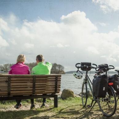 Cykelturister på bænk i Middelfart