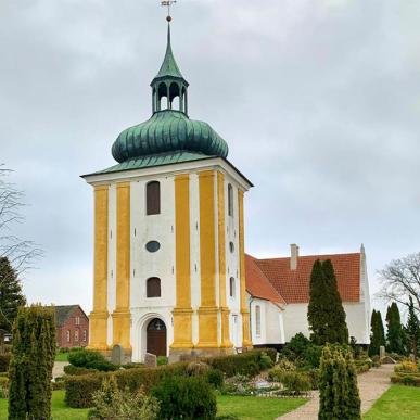 Husby Kirke med det karakteriske Tårn-Husby-Middelfart