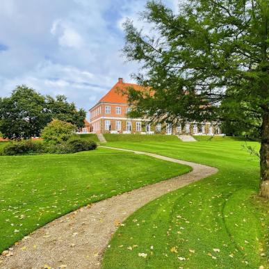 Hindsgavl Slotspark med slottet i baggrunden