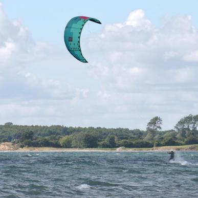 Kitesurfer ved Føns Strand