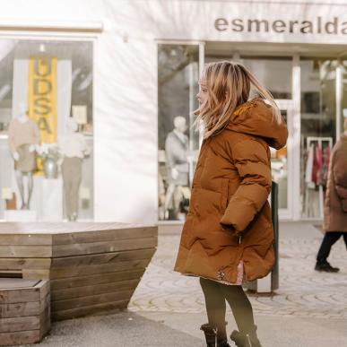 Middelfart Gågade - pige der leger på Lille  Torv