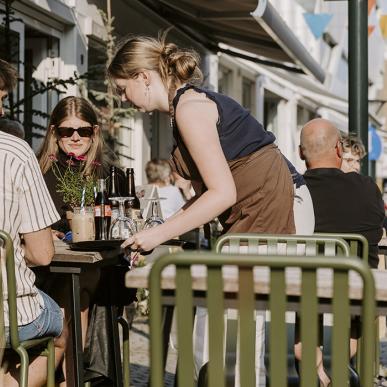 Tag en slapper på en af de mange caféer i Middelfart