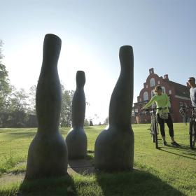 Skulptur i haven ved CLAY Keramikmuseum i Middelfart