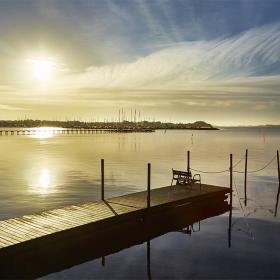 Smukt solopgang- badebroen foran Hotel Sixtus i Middelfart