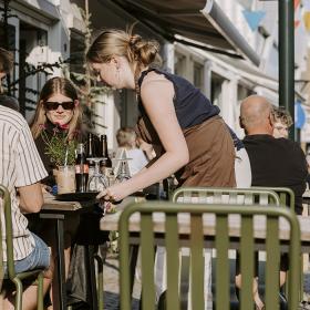 Tag en slapper på en af de mange caféer i Middelfart