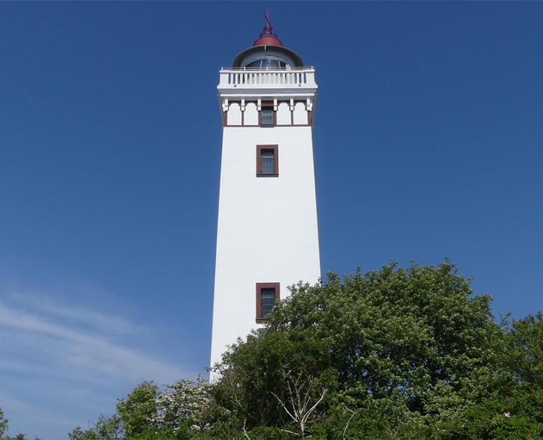 An der Spitze von Strib Odde steht der 21 Meter hohe, weiß getünchte Strib Lighthouse